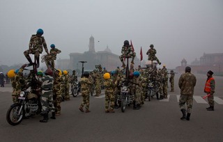Illustration for article titled India's Border Patrol Performs Incredible Feats on Motorbikes, Wow